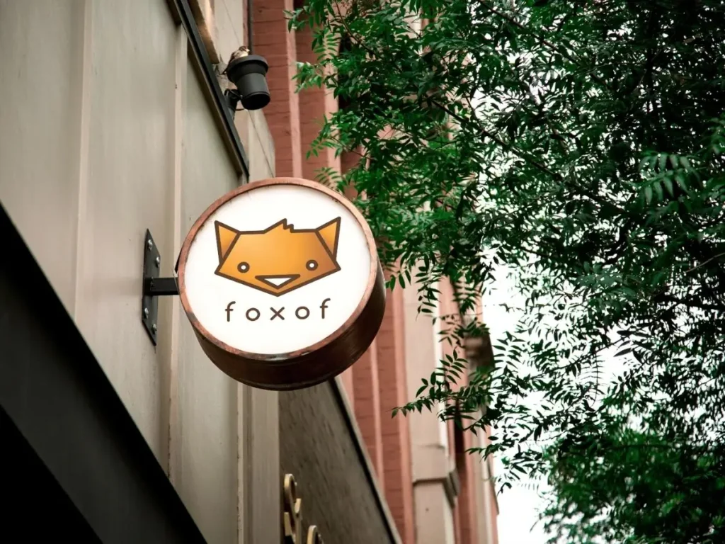 Panneau de signalisation avec le logo FOXOF